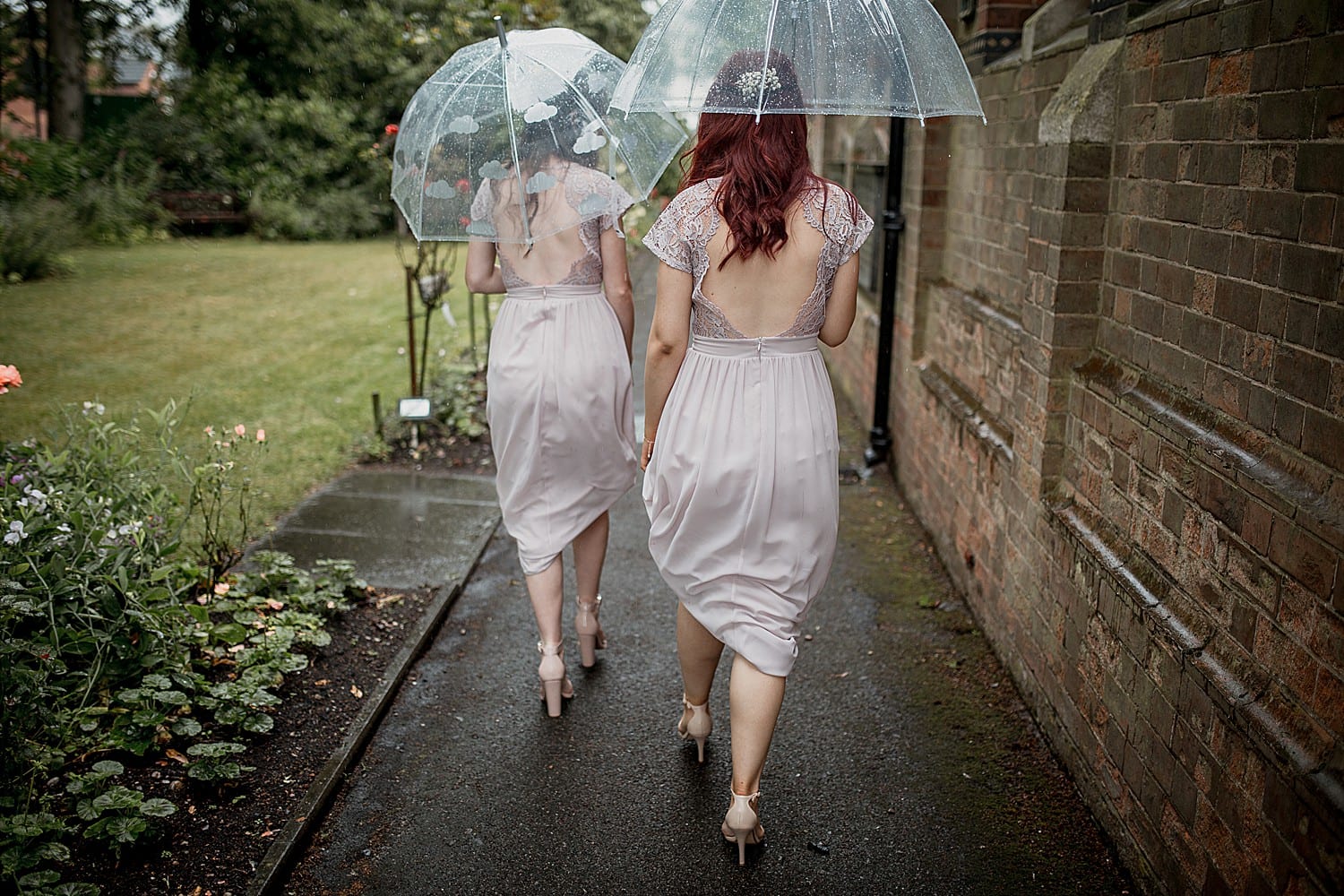 Bridesmaids with umbreallas in the rain