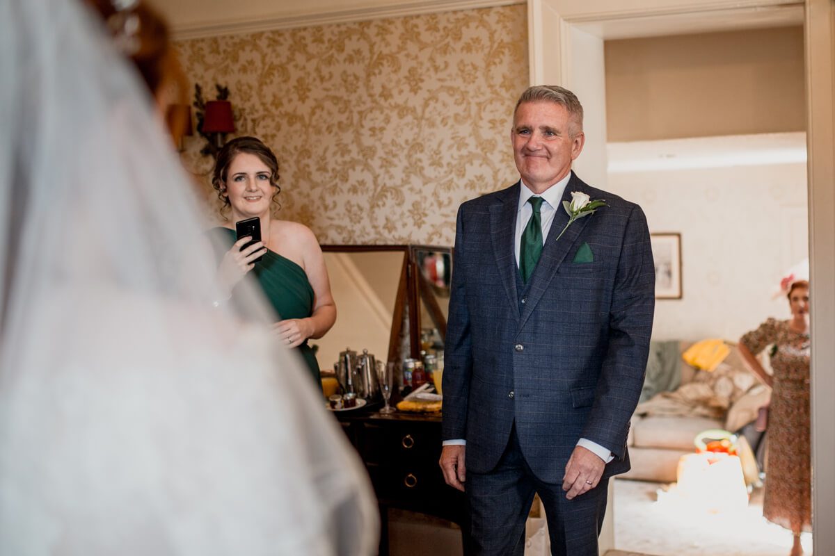 dad seeing bride for the first time